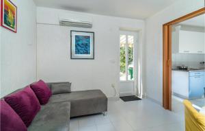 2 Bedroom Cozy Apartment In Jadranovo 