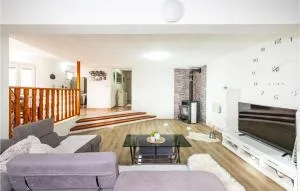 Beautiful Apartment In Posedarje - Rupalj