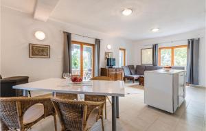 4 Bedroom Nice Home In Zgaljici