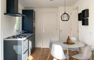 2 Bedroom Cozy Home In Heinkenszand