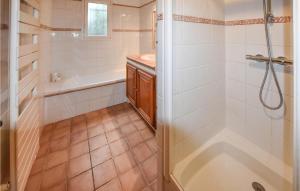 Maisons de vacances Amazing Home In Mazan With Kitchen : photos des chambres