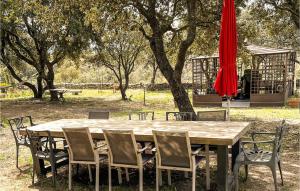 Maisons de vacances Nice Home In Venasque With Kitchen : photos des chambres
