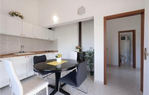 2 Bedroom Lovely Home In Kornati