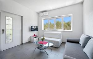 2 Bedroom Stunning Apartment In Murter