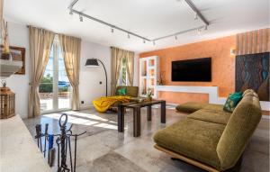 Gorgeous Home In Cres With Kitchen 