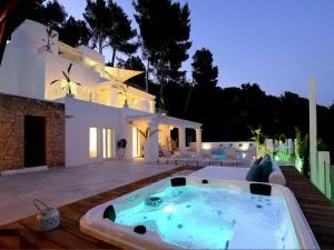 Magnificent villa with heated pool - Es Cubells