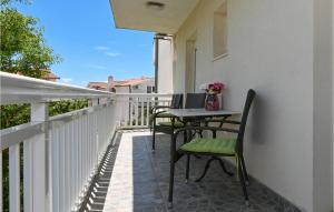 Beautiful Apartment In Okrug Gornji