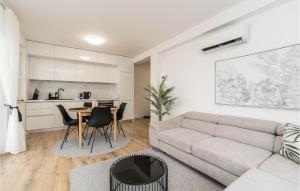 2 Bedroom Amazing Apartment In Mandre