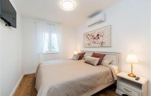 2 Bedroom Amazing Apartment In Mandre