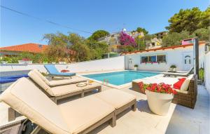 Gorgeous Apartment In Okrug Gornji