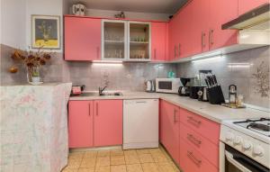 Cozy Home In Palit With Kitchen