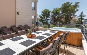 Cozy Home In Makarska With Jacuzzi 