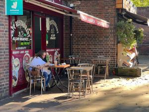 Stylish apt in a 1938 building with parking