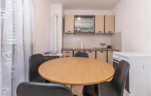 2 Bedroom Stunning Home In Pakostane 