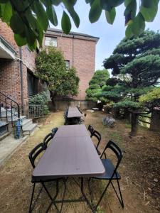 a comfortable detached house in the heart of the city