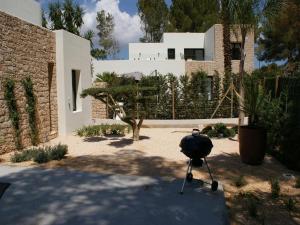 Villa in Ibiza with Sea Views and Pools - 4hvězdičkové hotely ve městě Santa Eularia des Riu