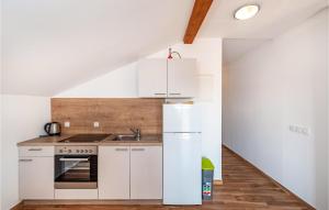 Beautiful Home In Posedarje With Wifi