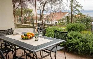 2 Bedroom Nice Apartment In Podstrana - Bajnice