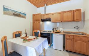 2 Bedroom Nice Apartment In Podstrana