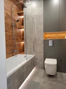 Apartament EXPO z Wanną, Hopa Lupa, Nowa Sukcesja, Bezpłatny Parking przy ulicy w nocy oraz weekend