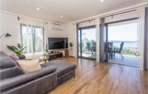 Amazing Home In Kastel Kambelovac