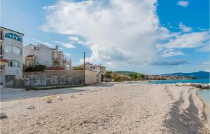 Cozy Apartment In Slatine With Wifi