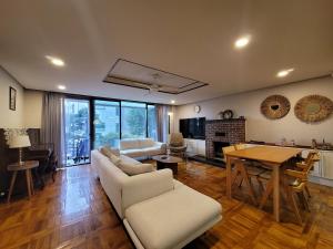 a comfortable detached house in the heart of the city