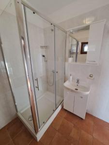 Apartments Malenica, Njivice, Croatia, 200 m from the sea