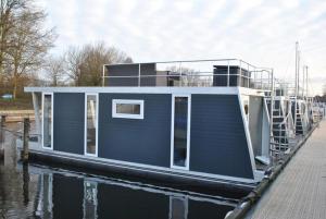 Winter at our comfi Houseboat "Tulip"