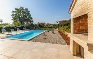 2 Bedroom Lovely Home In Hrboki 