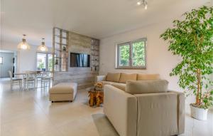 2 Bedroom Lovely Home In Hrboki 