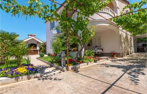 Three-Bedroom Apartment In Vodice