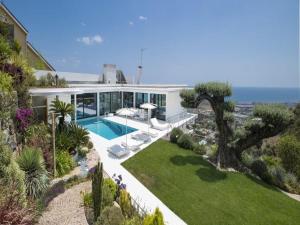 Lavish villa with outdoor hot tub