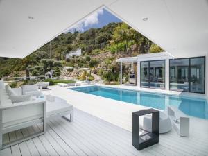 Lavish villa with outdoor hot tub