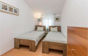Cozy Apartment In Pakostane With Wifi