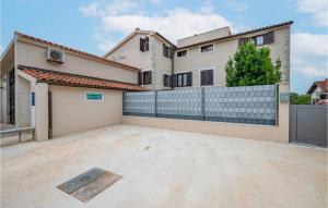 2 Bedroom Cozy Apartment In Medulin