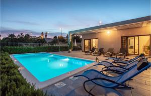 Stunning Home In Dugopolje With Sauna