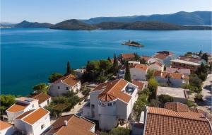 Two-Bedroom Apartment In Ploce