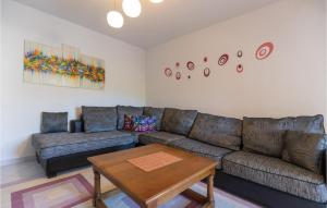 Two-Bedroom Apartment In Ploce