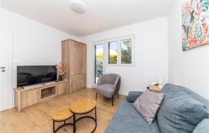 Gorgeous Apartment In Okrug Donji