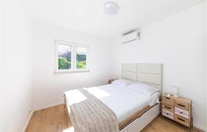 Gorgeous Apartment In Okrug Donji