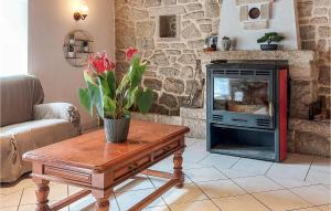 Amazing Home In Pluvigner With Wifi