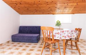 Gorgeous Apartment In Okrug Donji