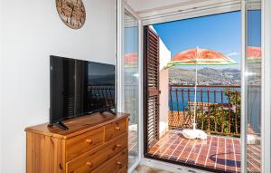 Gorgeous Apartment In Okrug Donji