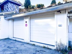 Charming 4-bed Chalet, Mountain Views, Double Garage