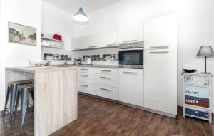 Nice Apartment In Dramalj With House Sea View 