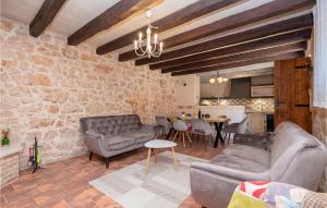 4 Bedroom Lovely Home In Zmijavci 