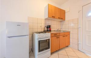 Cozy Apartment In Kustici With Wifi