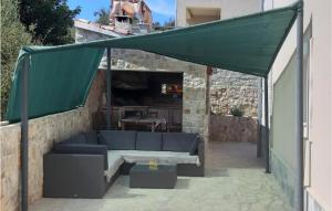 4 Bedroom Lovely Home In Drvenik Veliki 
