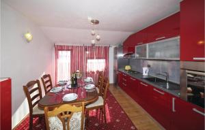 Three-Bedroom Apartment In Kastel Kambelovac